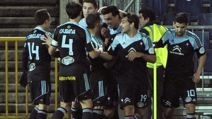 Los jugadores del Celta celebran el primer gol de Cabral.