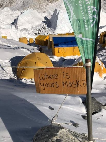 Zona acordonada en el campo base del Everest, con un cartel en el que se lee: "¿Dónde está tu mascarilla?".