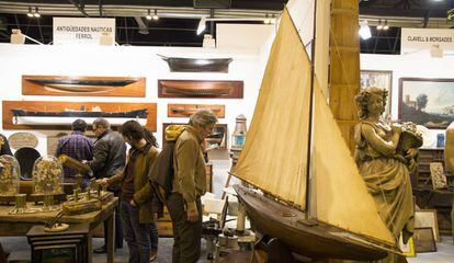 Aficionados y coleccionistas visitan los estands de Almoneda durante la edición del año pasado.