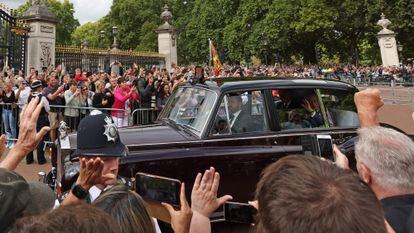 Carlos III saluda a la multitud congregada a las puertas del palacio de Buckingham a su llegada a la residencia oficial tras ser proclamado rey este sábado.