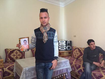 Mohamed Abdelmalki, de 21 años, posa con la foto de su amigo Ilias Mazyani, de 19, quien murió el 3 de diciembre en la frontera de Grecia con Macedonia