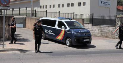 Un furgón policial traslada desde los juzgados de Cáceres al centro penitenciario de esta ciudad a los dos detenidos