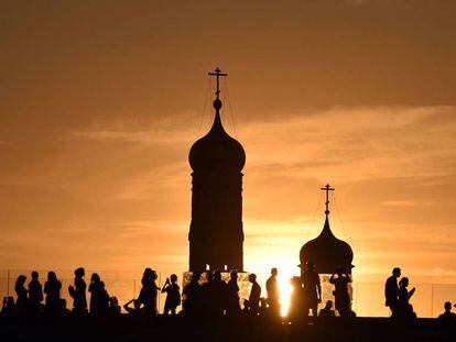 Gente camina por el centro de Moscú durante la puesta de sol, esta semana