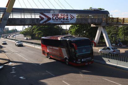 En Villahermosa (Tabasco), una manta a favor de Adán Augusto que estuvo desplegada el 23 de octubre de 2022.