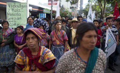 Protesta a las afueras del Investment Summit Guatemala el jueves.