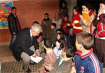 Pasqual Maragall, durante la visita al colegio Congost de Canovelles, en la tarde de ayer.