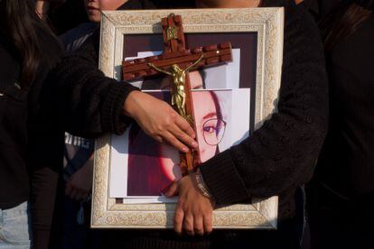 Una persona lleva una cruz y la fotografía de Mónica Citlali en su funeral, en el Panteón Jardín Guadalupano de Ecatepec, Estado de México, este viernes.¡
