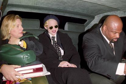 Madonna y su publicista Liz Rosenberg saliendo de un hotel en Londres en plena promoción de Erotica