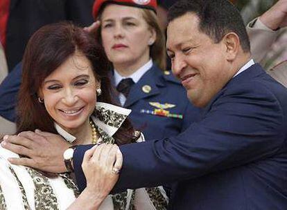 El presidente venezolano, Hugo Chávez, recibe en el Palacio de Miraflores a Cristina Fernández de Kirchner el mes pasado