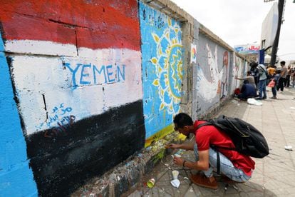 Un artista pinta un mural en protesta del conflicto, durante la campaña de paz "Día abierto de arte".La ONU ha atribuido a los bombardeos de la coalición el 60 % de las muertes de civiles que se han producido en estos dos años y medio (y que suponen la mitad de las 10.000 muertes contabilizadas).