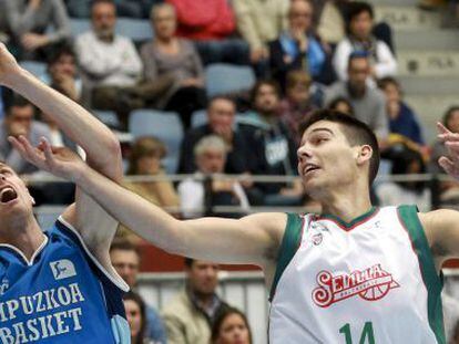 Hern&aacute;ngomez intenta arrebatarle el bal&oacute;n a Hanley.
 