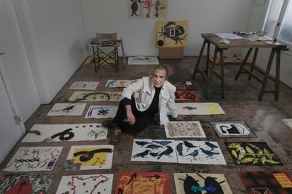 El pintor Joan-Pere Viladecans en su estudio de Barcelona, rodeado de las obras que ha pintado para ilustrar la Historia de Cataluña de editorial Base.