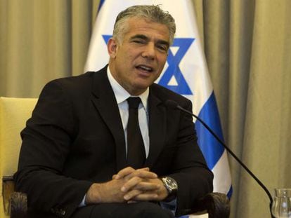 Yair Lapid, al presentar su presupuesto al presidente Sim&oacute;n Peres, este jueves. 