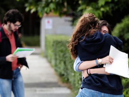 Dos alumnas en Facultad de Odontología de la Complutense en 2018.