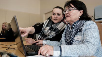 Una mujer de 70 años participa en un curso de computación para mayores en Hanover, Alemania.