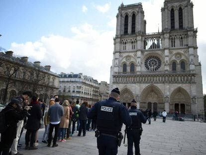 Agentes de la polic&iacute;a francesa patrullan frente a la catedral de Notre-Dame, en Par&iacute;s, el pasado marzo.