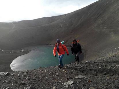 Científicos españoles, en la isla-volcán de Decepción, en la Antártida.