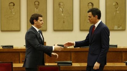 Albert Rivera y Pedro Sánchez, en febrero, cuando firmaron su pacto.