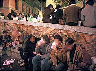 Jóvenes consumiendo alcohol al aire libre en el centro de Madrid el fin de semana.