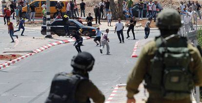 Dos soldados israelíes durante los disturbios cerca de Hebrón, este lunes.