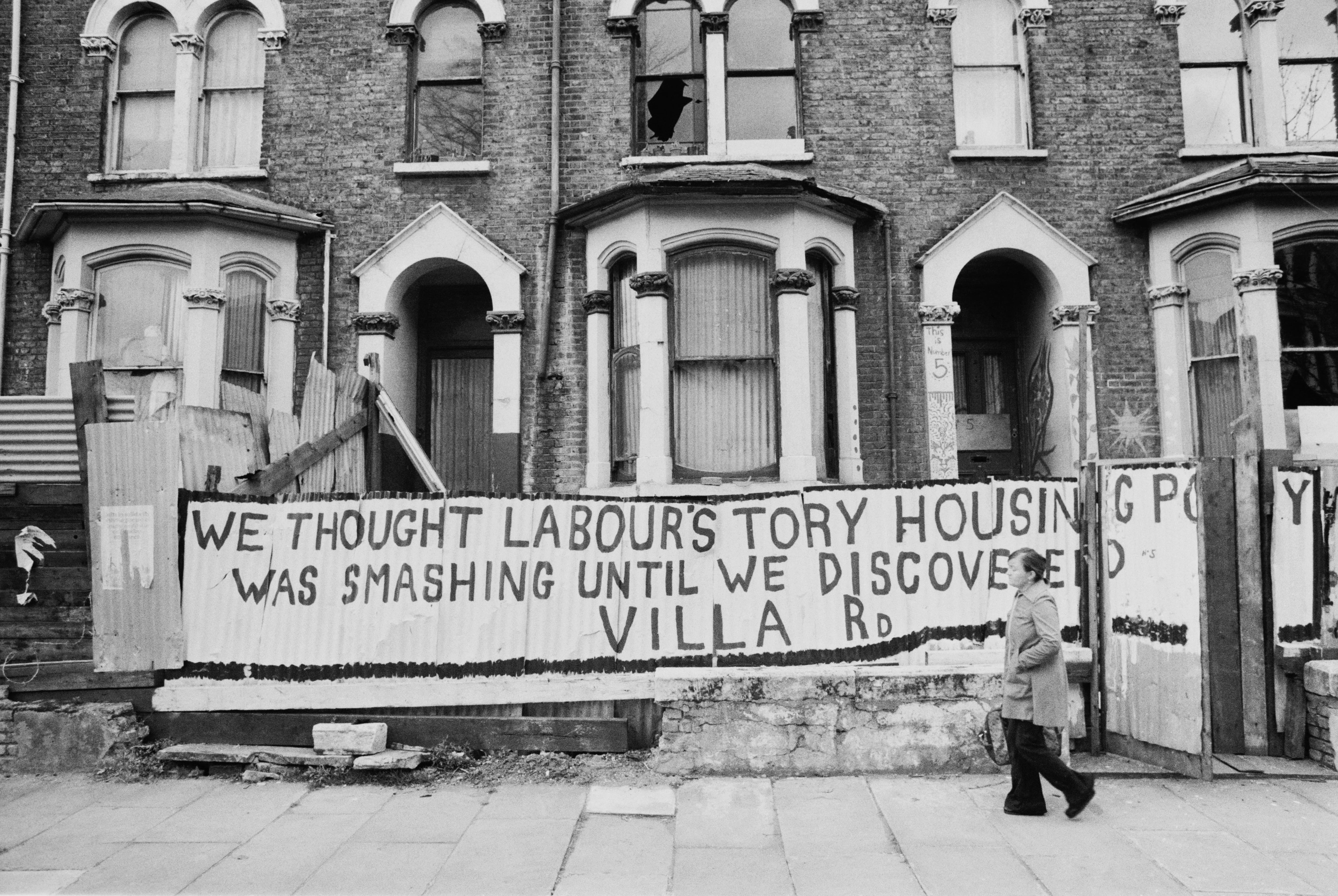 Casas okupadas en Londres en abril de 1977 con pancartas de protesta contra la política de vivienda.