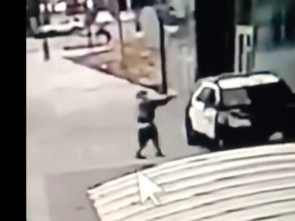Captura de vídeo del ataque a dos policías en Compton, Los Ángeles.