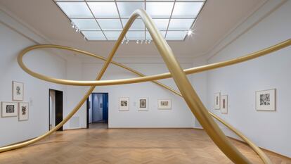 La instalación 'Infinity', del dúo de artistas Gijs Van Vaerenbergh, convive con obras de Escher en el Kunstmuseum.