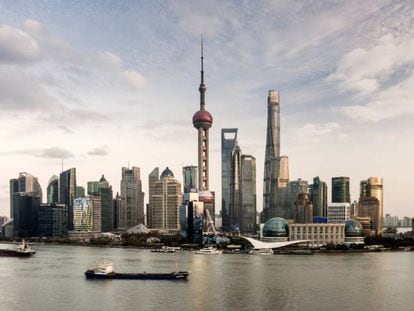 Vista del skyline de Shanghái desde el río Huangpu. 