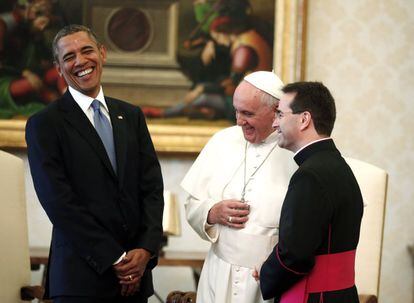 El presidente estadounidense, Barack Obama (i), y el papa Francisco (c) charlan durante una audiencia privada celebrada en el Vaticano.