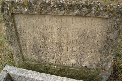 La lápida de Arturo Barea en el cementerio de Faringdon, en Inglaterra.