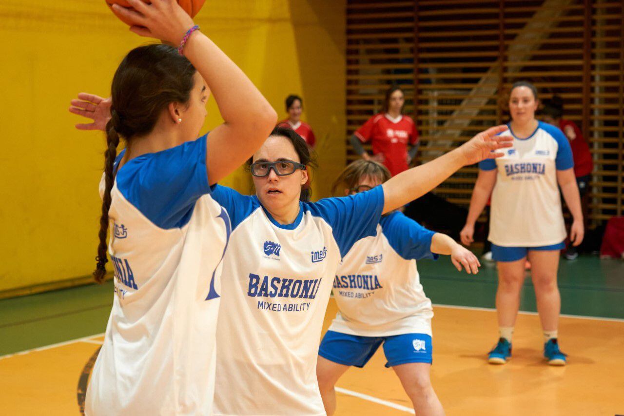 Jugadores del equipo femenino Baskonia Mixed Ability, se entrenan este pasado miércoles en Vitoria.