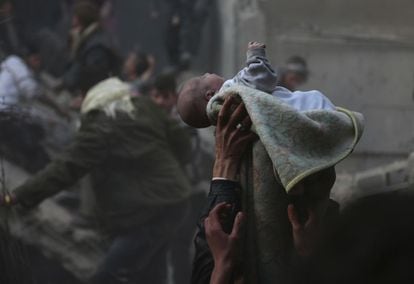 Emotivo rescate de un bebé, que varios hombres sostienen en alto con sus manos, de las ruinas provocadas por un bombardeo llevado a cabo por fuerzas leales del presidente sirio, Bachar el Asad, en Damasco