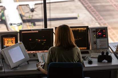 Una controladora de Enaire en la torre del aeropuerto de Tenerife Norte.