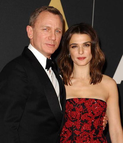 Daniel Craig junto a su mujer la actriz Rachel Weisz, en 2015. Fueron amigos durante 20 años, y trabajaron juntos en la película 'Dream House', en cuyo 'set' de rodaje se enamoraron. Comenzaron a salir en diciembre de 2010 y se casaron seis meses después.