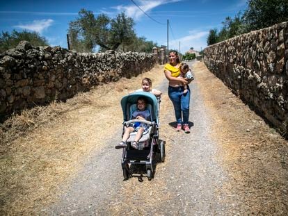 Montaña Ferrer y sus tres hijas pasean por Aldea del Cano, un pueblo de menos de 5.000 habitantes en Extremadura.