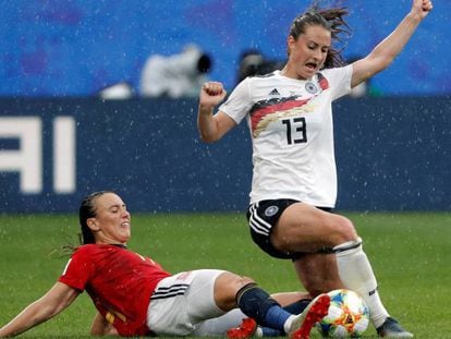 Virginia Torrecilla se disputa el balón con Sara Daebritz durante el partido del Mundial de Francia 2019 en el Stade du Hainaut.