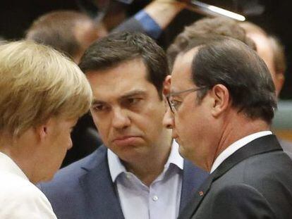 El primer ministro griego, Alexis Tsipras (en el centro), con la canciller alemana Angela Merkel (a la izquierda) y el presidente franc&eacute;s, Fran&ccedil;oise Hollande.