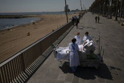 <b>Entre la UCI y el mar.</b> Francisco España estuvo 52 días en la UCI. Al salir, los médicos del hospital del Mar de Barcelona decidieron darle 10 minutos diarios frente al mar como parte de su terapia.