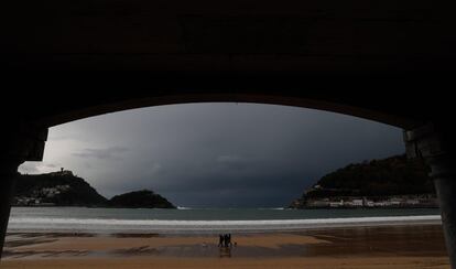 El temporal es consecuencia de la unión de una potente borrasca procedente de las islas Británicas, cuyo frente frío asociado barrerá la Península, y de una masa de aire polar que llega de entre Terranova y Groenlandia. En la imagen, la playa de la Concha de San Sebastián este jueves, en el que las temperaturas han descendido y se registran rachas muy fuertes de viento.