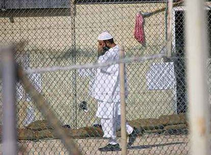 Un prisionero talibán recluido en la base norteamericana de Guantánamo.