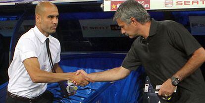 Guardiola y Mourinho se saludan al inicio del partido.