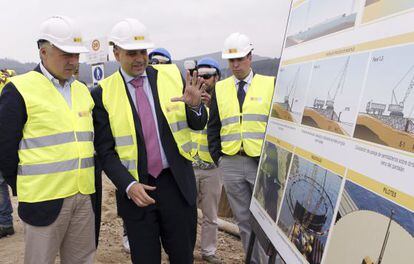 El ministro de Fomento y portavoz del Gobierno, José Blanco (i), durante su visita a las obras del viaducto del Ulla en Catoira (Pontevedra).