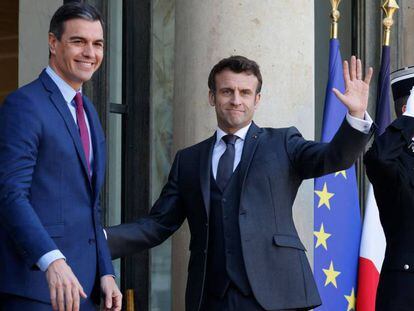  Emmanuel Macron y Pedro Sanchez en el Palacio del Elíseo, en París
