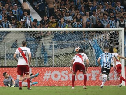 Gonzalo Martínez marca el segundo gol de River.