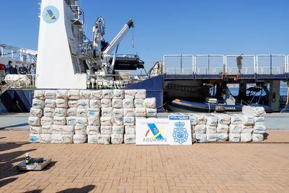 Descarga en el puerto de Vigo de la cocaína intervenida en el velero Goldwasser, interceptado al norte de las islas Azores