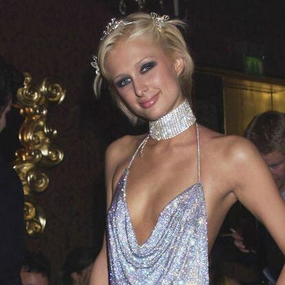 Paris Hilton con el icónico modelo que se puso en su fiesta de 21 cumpleaños.