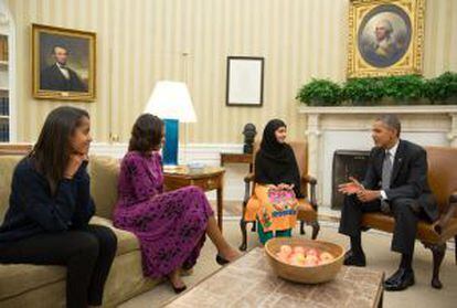 El presidente Barack Obama, Michelle Obama y su hija Malia reciben a Malala Yousafzai en el Despacho Oval, el 11 de octubre.