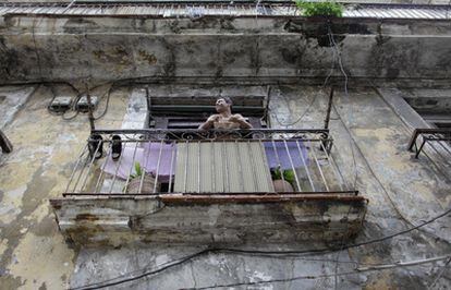 Un hombre se asoma a su balcón en La Habana