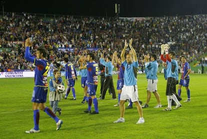 Los jugadores del Levante aplauden a la afición, tras el partido ante el Real Zaragoza en 2011.