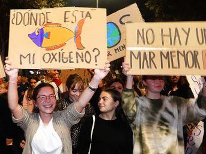 Decenas de miles de personas llenan las calles de Cartagena en un intento de frenar el estado de colapso en el que se encuentra la mayor laguna salada de Europa